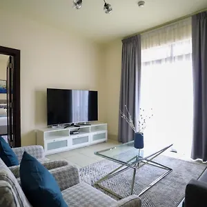 Higuests - Charming With Private Balcony Near Mall شقة